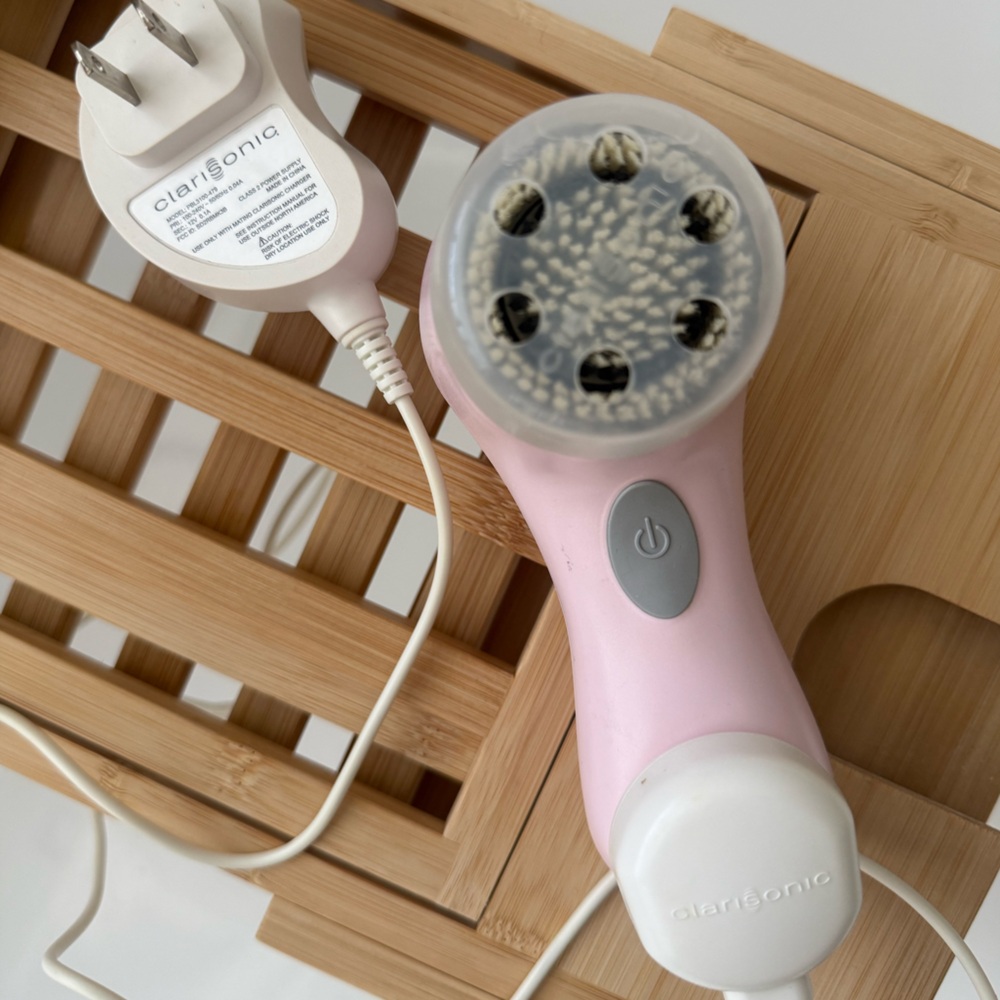 Clarisonic Mia Light Pink Electric Facial Cleansing Brush with charger. - Picture 3 of 5